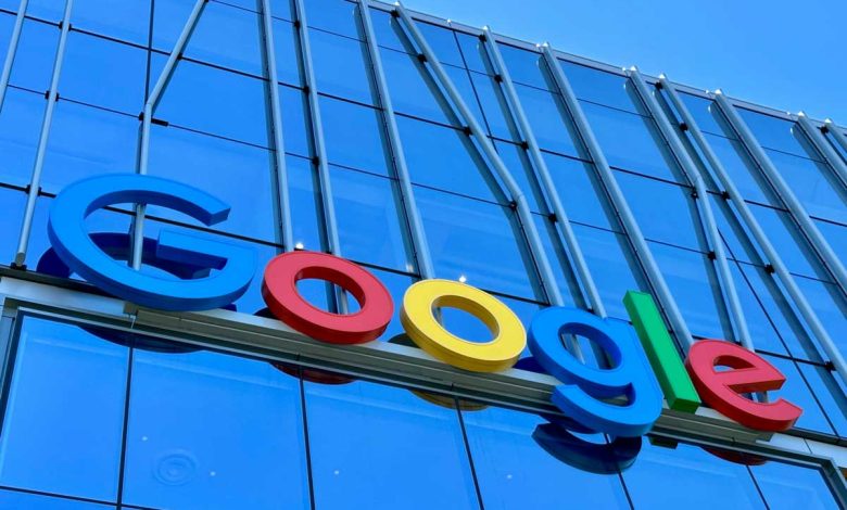 Генеральний директор Alphabet і Google Сундар Пічаї поділився оновленими даними щодо використання споживчих продуктів на базі штучного інтелекту. Каже, функція AI Overviews у Google Search, яка генерує підсумки результатів пошуку за допомогою ШІ, тепер має 2 мільярди активних користувачів щомісяця. Повідомляє видання TechCrunch Інші продукти на базі ШІ теж демонструють стрімку динаміку: Gemini App — 450 млн активних користувачів на місяць, а щоденна взаємодія зросла більш як на 50% у порівнянні з першим кварталом. AI Mode (чатовий формат пошуку) — понад 100 млн активних користувачів, наразі доступний у США та Індії, з подальшим розширенням. Google Vids — майже 1 млн користувачів щомісяця, створено понад 70 млн відео за допомогою моделі Veo 3. AI-функції у Google Meet — понад 50 млн людей скористались функцією автоматичних нотаток на зустрічах. Попри позитивні показники, інвестори негативно сприйняли заяву про збільшення капітальних витрат Google у зв’язку з гонкою в сфері ШІ — акції компанії просіли одразу після публікації результатів.