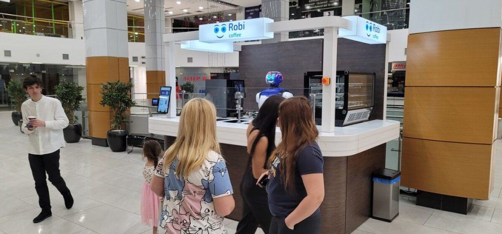 Робот-бариста у Дніпрі: ШІ від RoboL Robotics рекомендує укриття та готує каву